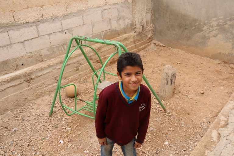 Mustafa sammelte lange Zeit Metallabfälle. Heute drückt er wieder die Schulbank. Care