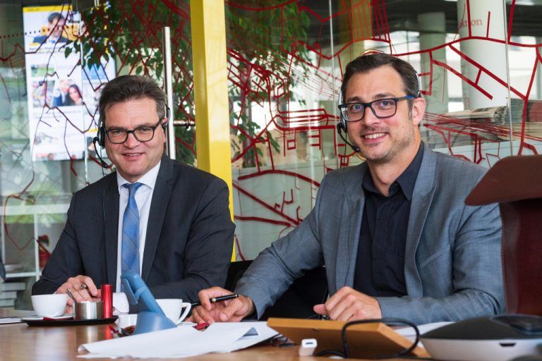 Notar Richard Forster (l.) und Notariatskandidat Martin Schüssling beantworteten am VN-Telefon viele Fragen zum neuen Gesetz. VN/Stiplovsek