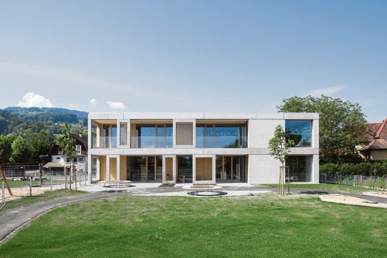 Rahmen aus Sichtbeton verleihen dem Kinderhaus Gaißau sein markantes Gesicht. Im Erdgeschoß liegen die eher öffentlichen Bereiche des Hauses, im Obergeschoß die eigentlichen Gruppenräume.
