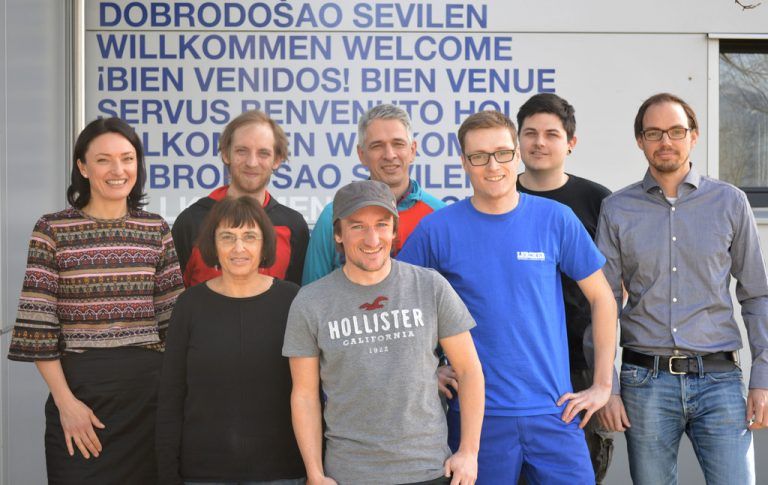 Sandra Ender-Lercher (l.) und ihr Bruder Dominik Lercher (r.) sind stolz auf ihre langjährigen Mitarbeiter und ließen sie bei einer Feier hochleben.Firma