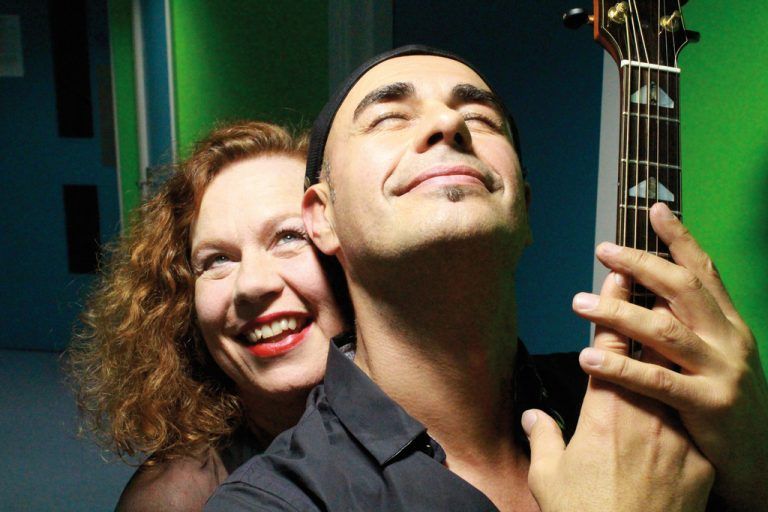 Sarah Jane begeistert mit ihrer Stimme, begleitet von Antonio an der Gitarre. VERANSTALTER