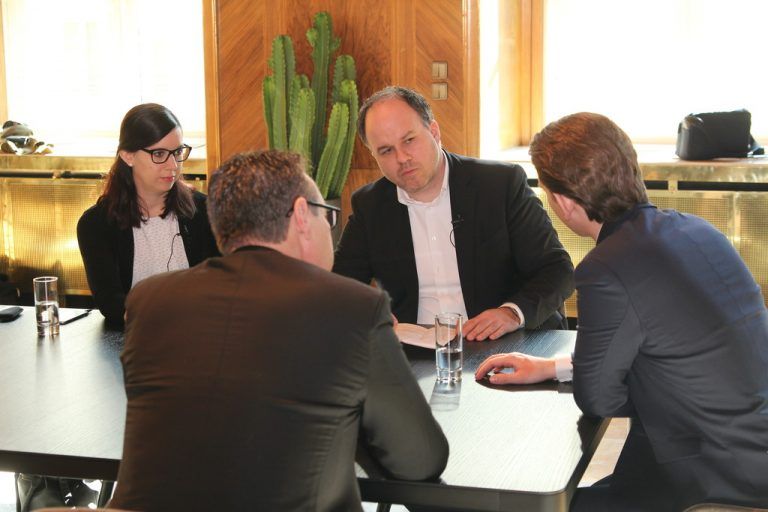 VN-Chefredakteur Riedmann mit Kurz und Strache im Bundeskanzleramt.