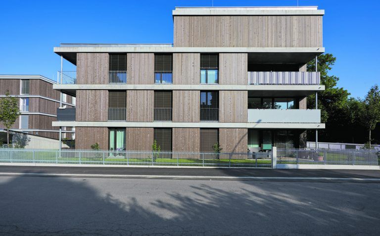 ZUR STRAßE wurden die Viergeschoßer höhengestaffelt, um ihnen Wuchtigkeit zu nehmen. Auch die horizontale Baugliederung mit sichtbaren Deckenbändern leistet dazu einen Beitrag. Etwas mehr baugestalterische Aufmerksamkeit hätte sich der Dachaufbau verdient.