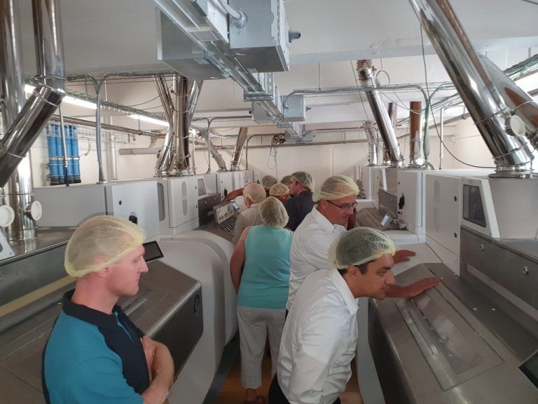 100 interessierte Müller aus der ganzen Welt besichtigten die Vermahlungssysteme bei der Vorarlberger Mühle in Feldkirch. Mühle