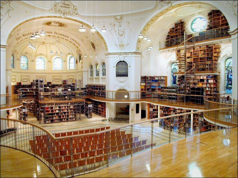 Schauplatz des Symposiums ist der Kuppelsaal der Vorarlberger Landesbibiothek in Bregenz. VLB