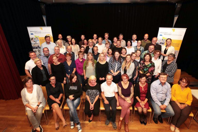 1355 Jahre für die Lebenshilfe Ein rundes Dienstjubiläum feiern heuer 84 Mitarbeiter der Lebenshilfe Vorarlberg. Gefeiert wurden sie im Theresienheim in Lustenau. Zehn bis 40 Jahre sind die geehrten Mitarbeiter bei Lebenshilfe, dem Integrativen Ausbildungszentrum oder dem Sunnahof tätig. LHV