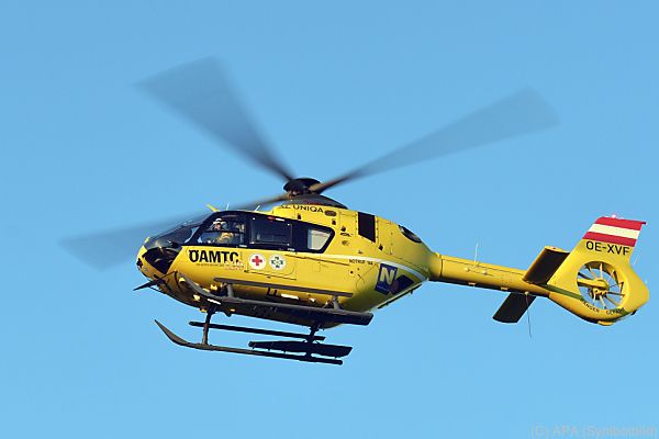 Mann bei Pkw-Brand nach Kollision mit Baum verletzt