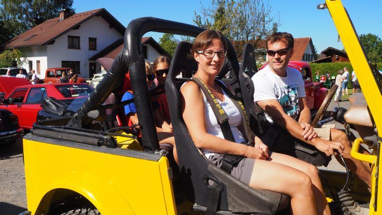 Familie Angerer in ihrem knallgelben Jeep Baujahr 1979 - ein richtiger Hingucker! Egle