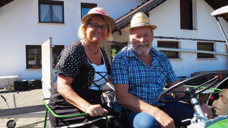 Helga und Arno Madlener auf einem Steyr T80 Baujahr 1955. Egle
