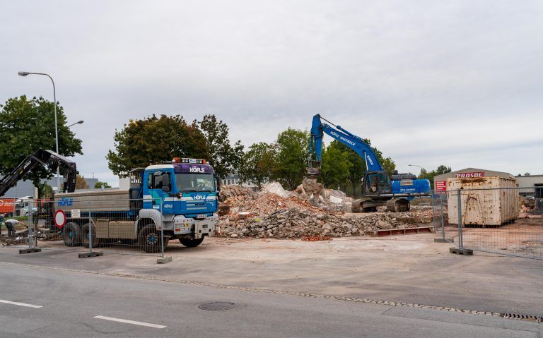 Vom bisherigen Wober-Gebäude blieb nichts als ein Haufen Steine. Künftig wird das Gelände vom Nachbarn Huppenkothen genutzt. VN/Stiplovsek