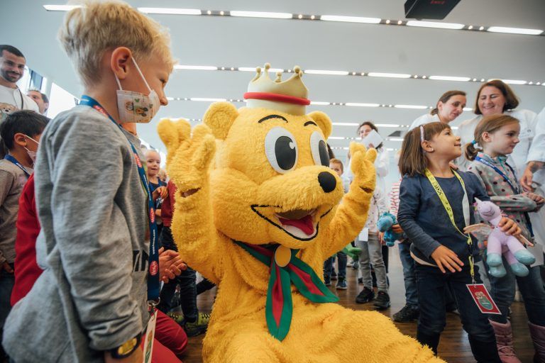 Der große Teddy war kollabiert - dank erfolgreicher Reanimation geht es ihm aber wieder gut. VN/Sams