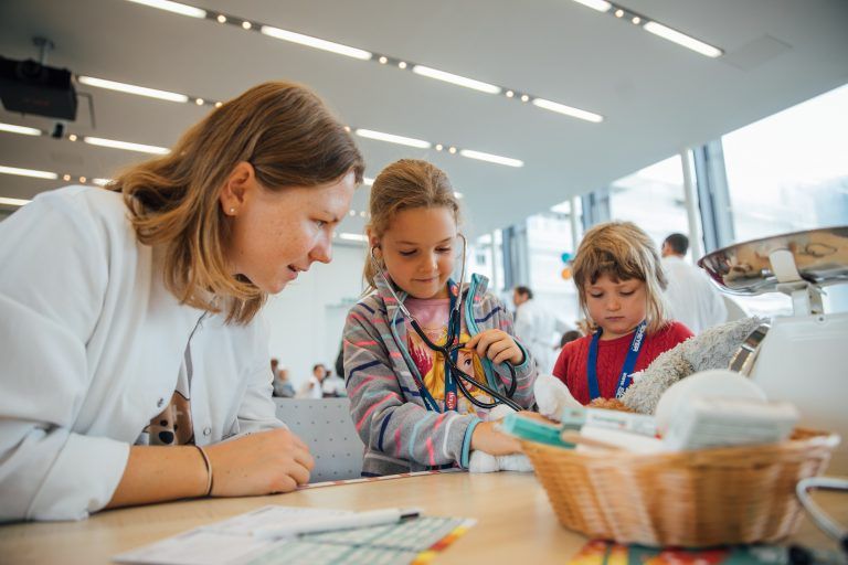 Die Kinder helfen bei der Untersuchung und Behandlung ihrer Stofftiere auch selber mit. VN/Sams