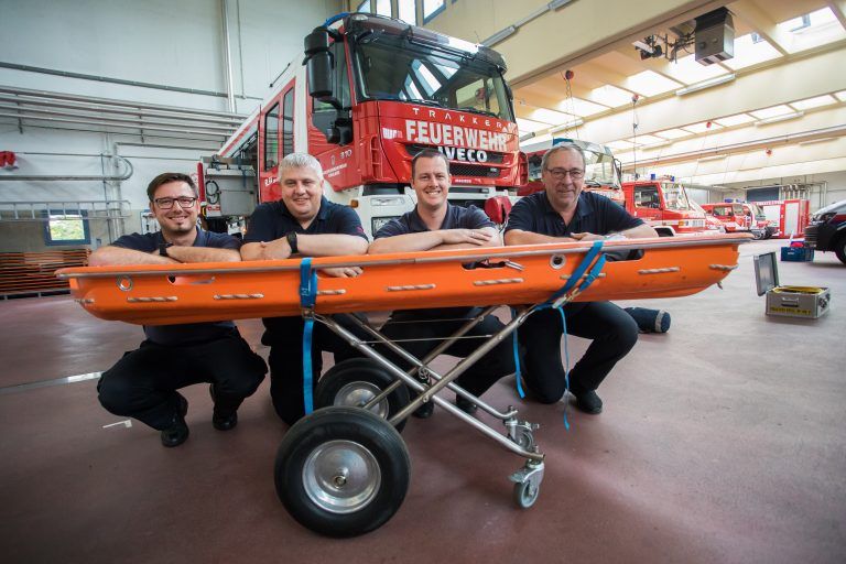 Die LFV-Ausbilder Joachim Zoderer, Arthur Berbig, Thomas Brugger und Fuhrparkleiter Michael Franz mit der Schleifkorbtrage (von links).