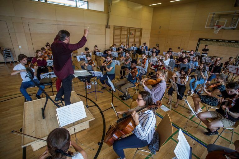 Unter Dirigent und Initiator Christoph Eberle (60) versammelte sich das 71-köpfige Ensemble der Quarta 4 Länder Jugendphilharmonie beim Orchestercamp. VN/Paulitsch