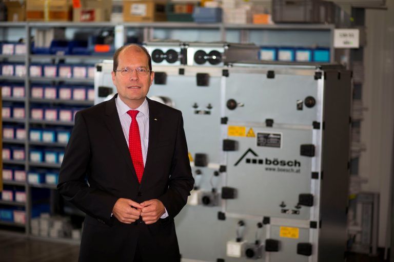 Bösch-Geschäftsführer Robert Janschek: „Wegen der Vorgaben im Bereich Klimaschutz werden diese Geräte laufend größer und schwerer.“ VN/Paultisch