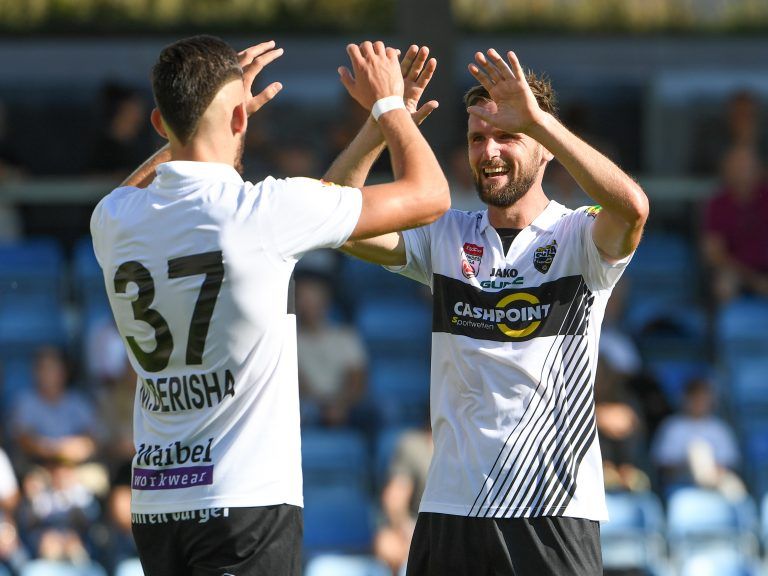 Mergim Berisha und Emanuel Schreiner jubeln über den Aufstieg in die nächste Runde des ÖFB-Cup. Gepa