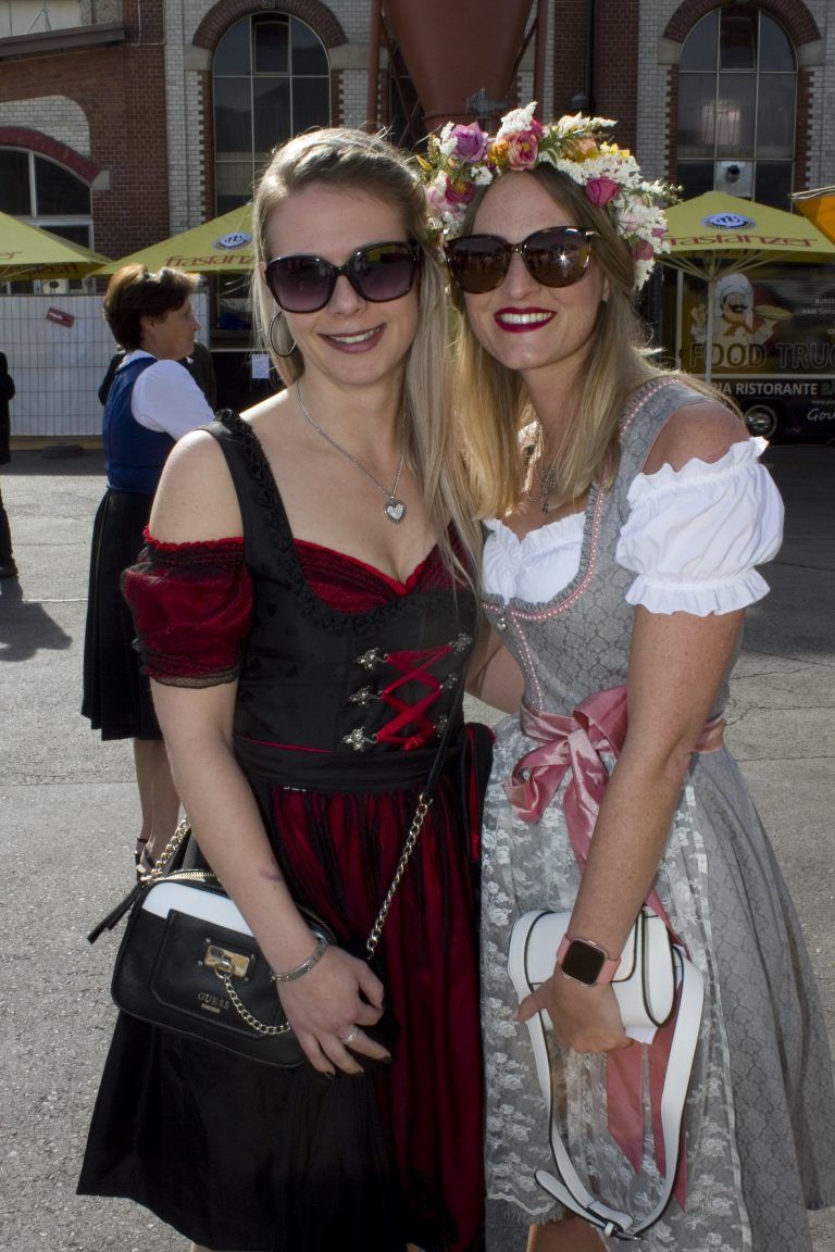 Schwestern im Dirndl: Christiane (l.) und Vanessa Nissl.