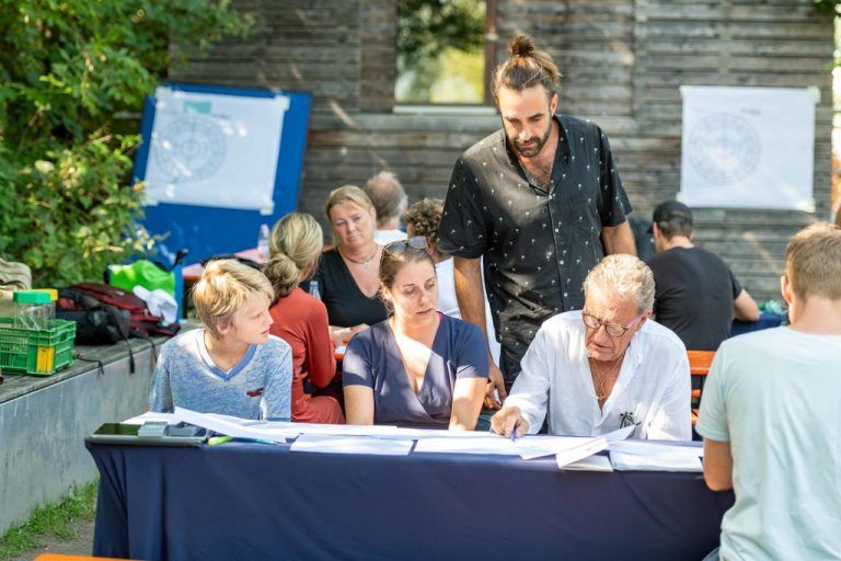 An die 40 Menschen bildeten das Manifest-Kollektiv.AK