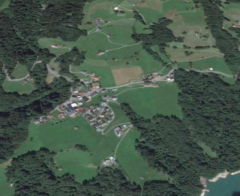 Wahlsplitter aus Blons: In Tracht zur Urne