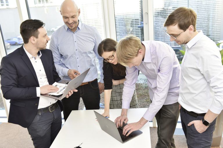 Das Team von Alpencode rund um die Vorarlberger Markus Vinzenz (l.), Mürsel Yildiz (2.v.l.) und Michael Tschütscher (r.). Alpencode