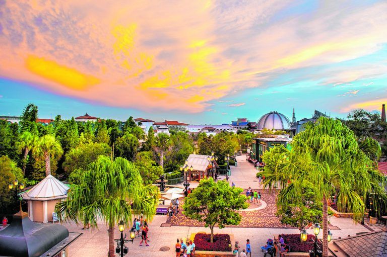 Das Vergnügungsviertel Disney Springs ist vor allem abends einen Besuch wert.
