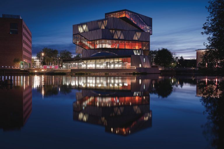 Die Lichtlösungen von Zumtobel inszenieren Deutschlands neue größte Wissens- und Erlebniswelt, die experimenta, auf 25.000 Quadratmetern Fläche. zumtobel