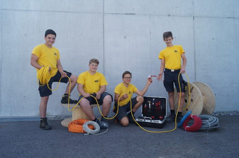 Elektro Willi bildet derzeit 14 Lehrlinge im Lehrberuf Elektrotechnik aus. Dieses Jahr sind die vier Lehrlinge Enes Sentürk, Lukas Waldner, Benedikt Kempf und Lukas Moosbrugger (v.l.) neu im Team und ziehen gemeinsam mit uns an einem Strang. Fa
