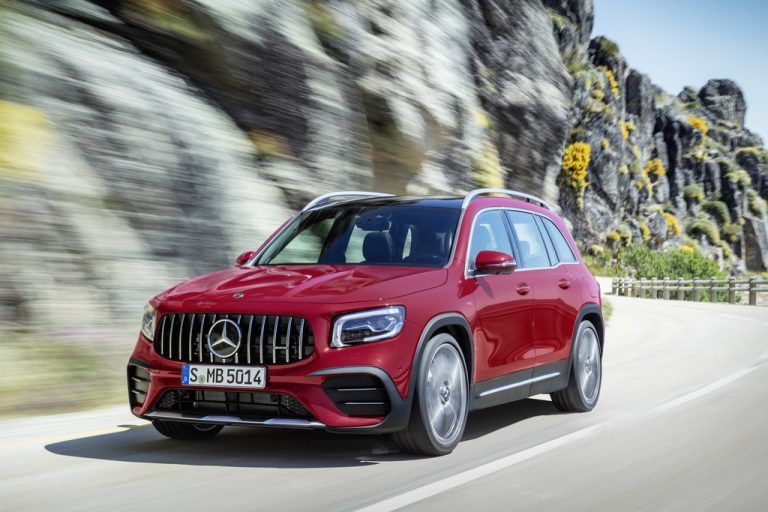 Für den neuen GLB hat Mercedes nun auch die AMG-Version 35 4Matic angekündigt. Der optional siebensitzige Sternträger wird von einem Zweiliter-Benziner mit 306 PS befeuert, der in 5,2 Sekunden auf 100 km/h beschleunigt sowie eine Spitze von 250 km/h erlaubt. Anfang 2020 dürfte die sowohl optisch als auch fahrwerkstechnisch sportliche getrimmte Version auf den Markt kommen.