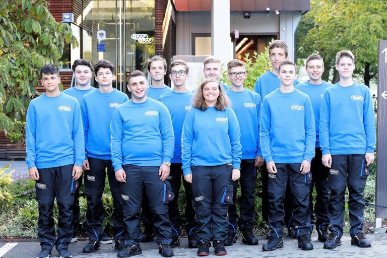 Graf/EGD 13 neue Lehrlinge haben bei den Firmen Elmar Graf und EGD Installations GmbH ihre Lehre als Elektroinstallationstechniker begonnen. Insgesamt werden rund 40 Lehrlinge im „Staatlich ausgezeichneten Lehrbetrieb“ ausgebildet. graf