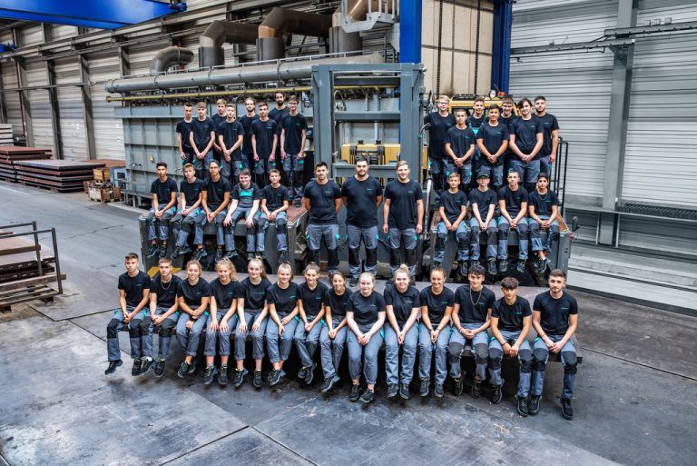 Meusburger 41 Jugendliche starteten ihre Lehre bei Meusburger in Wolfurt. Neben den bewährten Lehrberufen Zerspanungstechnik, Maschinenbautechnik, Elektrotechnik, Prozesstechnik, Metallbearbeitung und Informationstechnologie auch erstmals in den Bereichen Mechatronik, Applikationsentwicklung-Coding und Büro. Meusburger