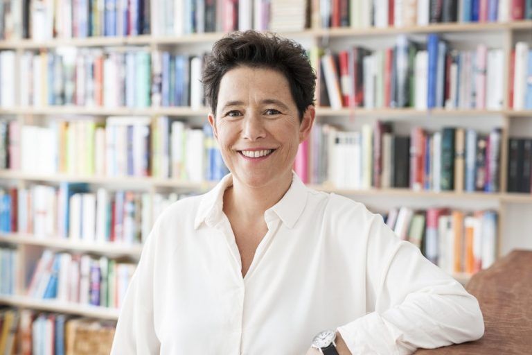 Nach vielen erfolgreichen Büchern für Kinder und Jugendliche präsentiert Irmgard Kramer ihren ersten Roman für Erwachsene.johanna folkmann