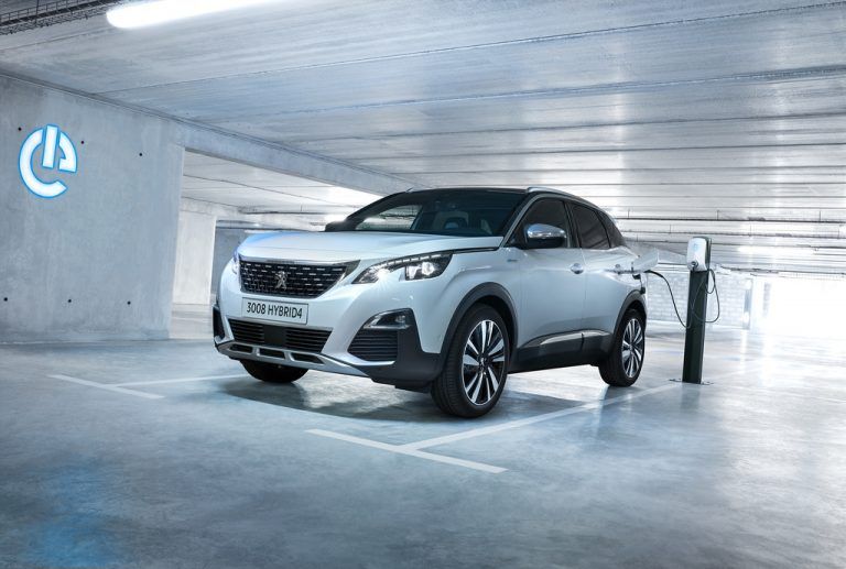 Peugeot bietet Anfang 2020 sein SUV-Modell 3008 auch als Plug-in-Hybrid-Version an. Angetrieben wird die GT Hybrid genannte Motorisierung von einem 177 PS starken Benziner und einem Elektromotor mit 110 PS, deren Systemleistung mit 225 PS beziffert wird. Dank einer 11,8 kWh großen Batterie ist rein elektrisches Fahren bis zu 50 Kilometer weit möglich.