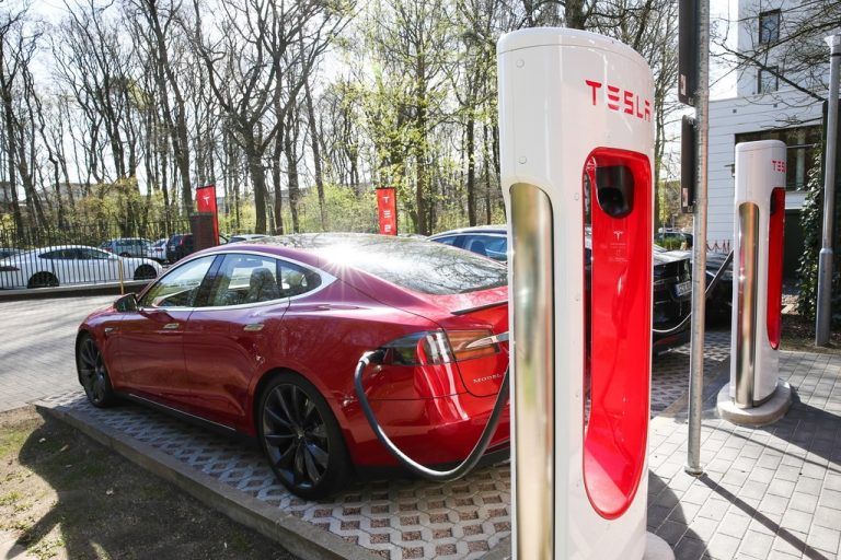 tesla hat mit der Aufrüstung seiner europäischen Schnellladestationen begonnen. Die Supercharger der zweiten Generation sollen künftig in der Spitze 150 kW statt wie bisher 120 kW leisten. Die Ladedauer für die Modelle der Amerikaner dürfte sich dadurch um rund 25 Prozent verkürzen. In den USA hat Tesla das Upgrade bereits durchgeführt.