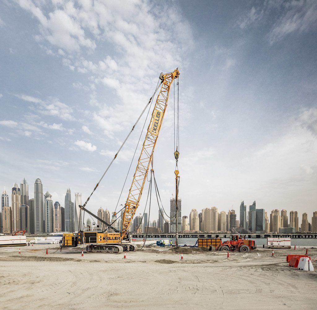 Liebherr baggert im Hafen von Dubai