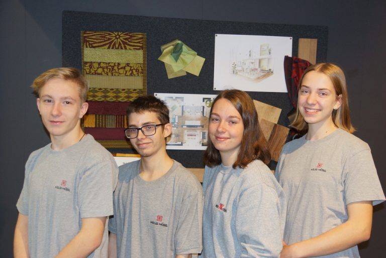 Weiler Möbel Lukas Unterkircher und Michael Mutter haben ihre Lehre zum Tischler gestartet. Kristina Mathis und Julia Kemter machen eine Doppellehre als Bodenleger und Raumausstatter. fa