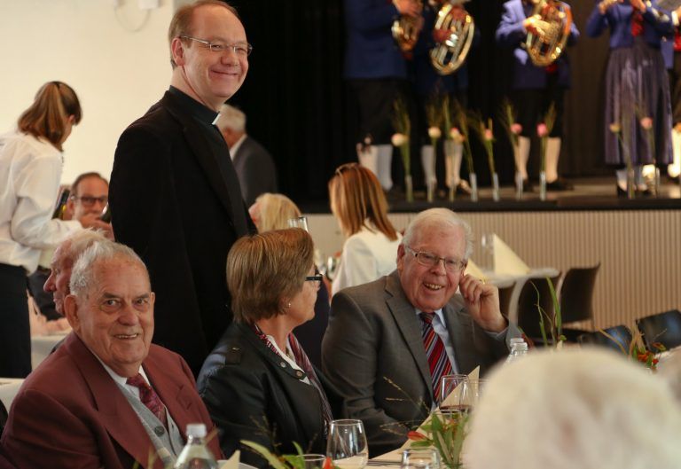 Pfarrer Thomas Heilbrun begleitete die Jubelpaare in den Löwensaal.tf