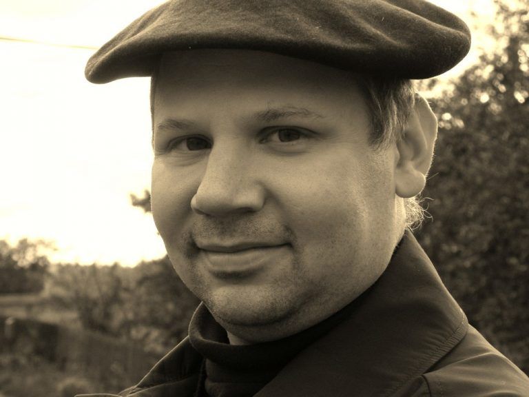 Alexander Nitzberg liest unter anderem aus seinem Gedichtband „Farbenklavier“. NITZBERG