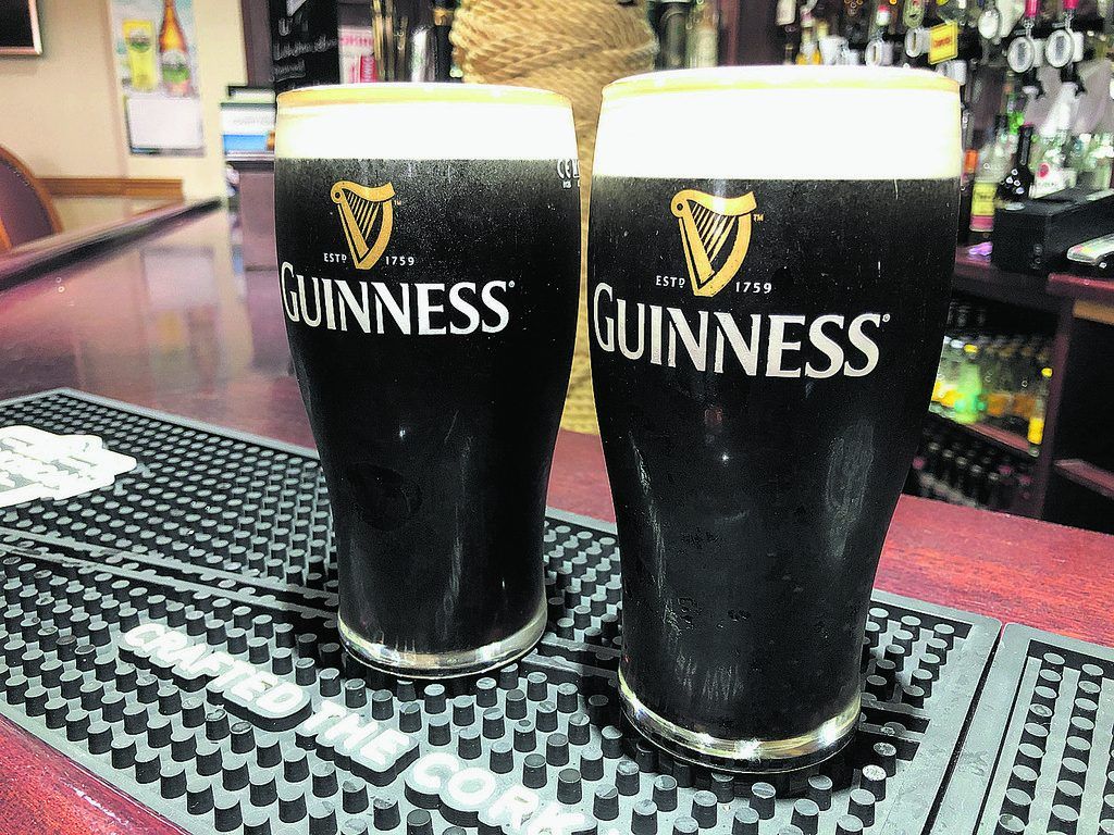 Im Pub ein Guinness genießen