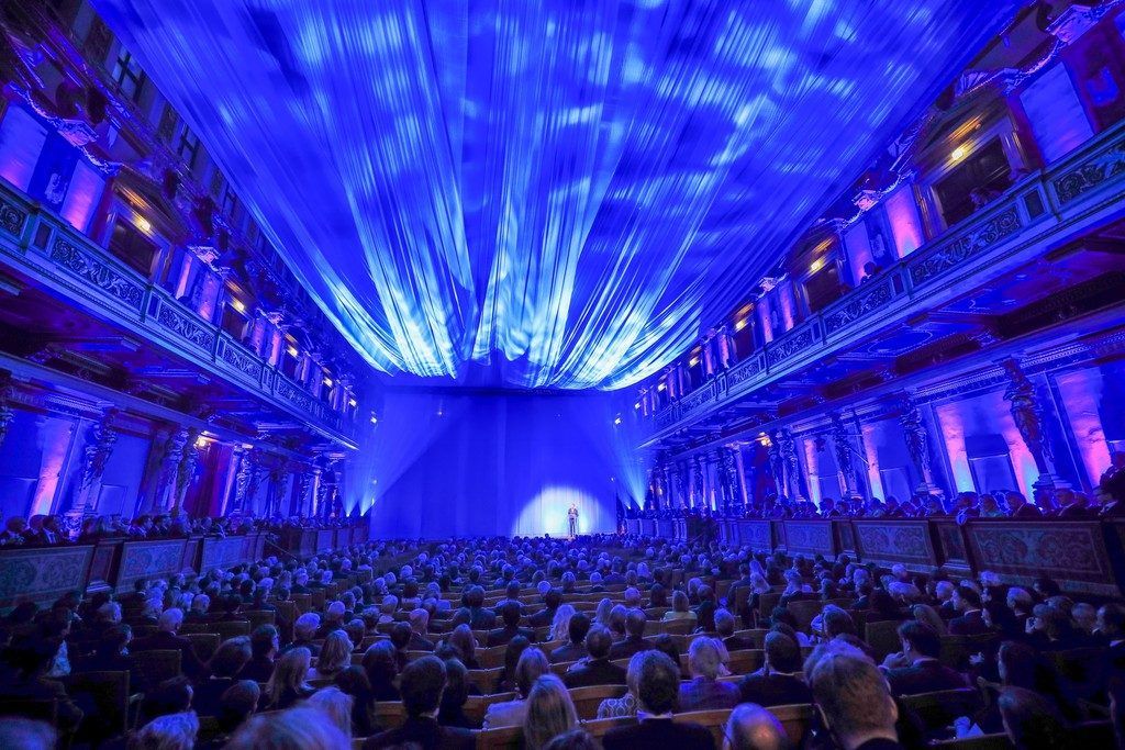 Ein goldener Saal ganz in Blau eingehüllt