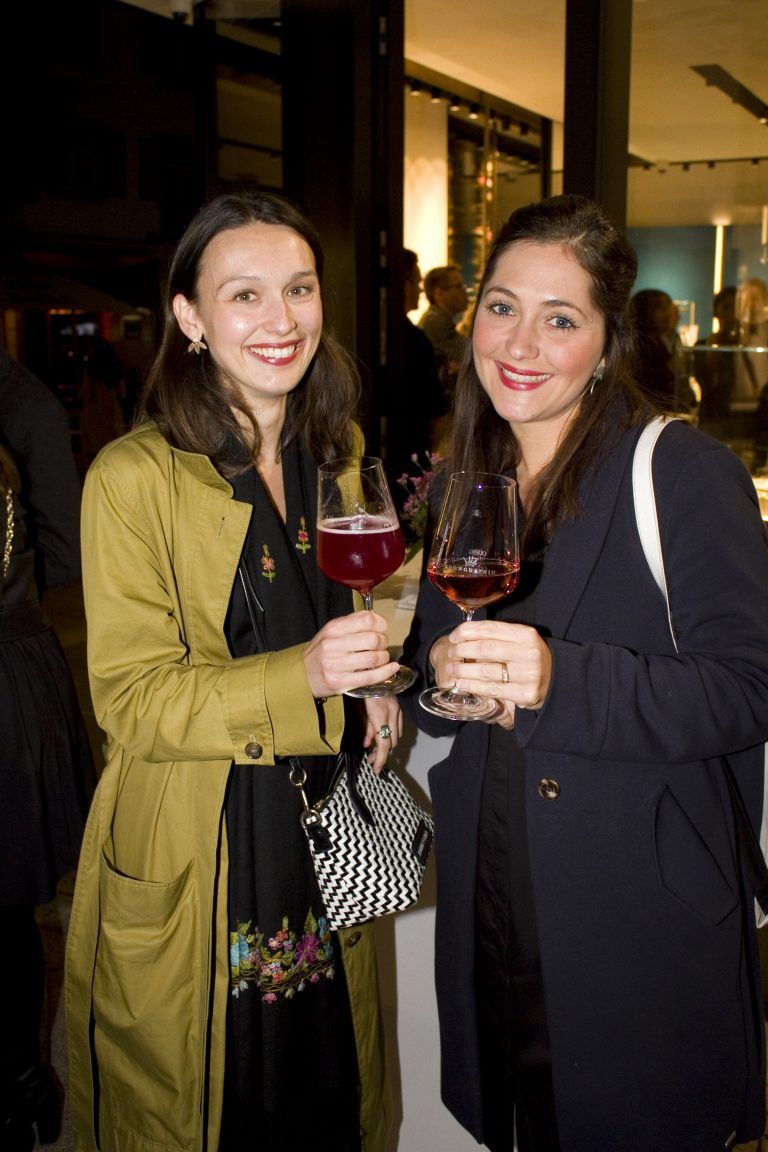 Adriana Ritter (l.) und Lisa Prade überbrachten die besten Wünsche.