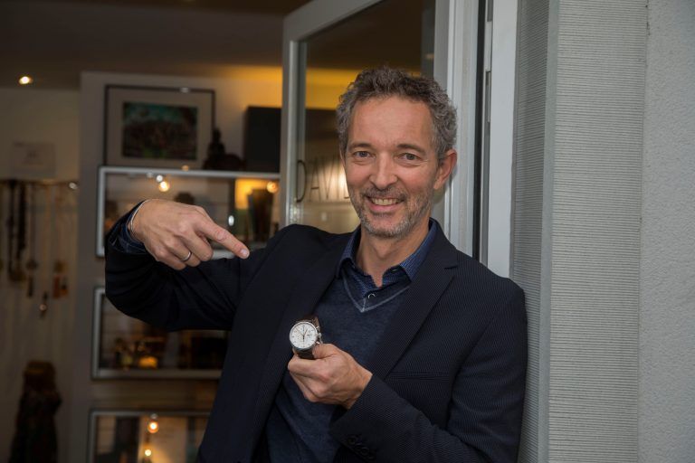 Marco David (46), Uhren Schmuck David, Bregenz: "Wir haben an die 1000 Uhren bei uns im Geschäft. Bis die alle umgestellt sind, dauert es ungefähr eine Woche. Das ist viel Arbeit und gibt eine Hornhaut auf den Fingern, aber Kreisky hat das eingeführt und unsere Uhren müssen halt stimmen, das ist eine alte Tradition. Man muss sich nur jedes Mal überlegen, ob man sie jetzt vor- oder zurückstellen muss; eine Mitarbeiterin hat einmal alle in die falsche Richtung gestellt. Die Umstellung ist sicher manchmal lästig, aber ich finde die Sommerzeit trotzdem besser. Wenn man die Zeitumstellung abschaffen würde, dann wären wir das ganze Jahr in der Winterzeit."