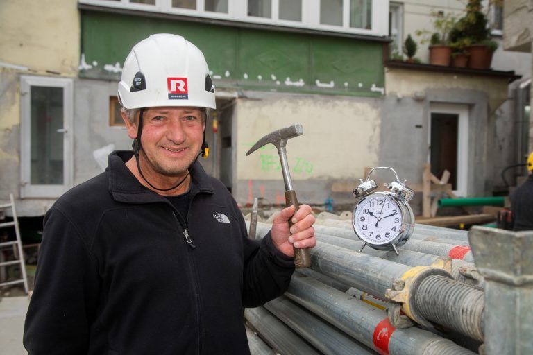 Franz Scheidl (55), Bauleiter bei Rhomberg Bau: "Auf der Baustelle ist die Winterzeit besser, weil es früher hell ist. Im Moment ist es so, dass du am Morgen fast eine Stunde verlierst, weil es so dunkel ist. Wenn der Himmel klar ist, dann geht es um halb acht schon, aber wenn es bewölkt ist, dann wird es fast acht, bis du wirklich etwas arbeiten kannst. Ich habe auch sonst kein Problem mit der Zeitumstellung. Ich bin ein Morgenmensch, von daher ist es schon feiner, wenn es am Morgen hell ist. Wenn es nach mir ginge, würde ich die Winterzeit belassen, weil ich glaube, dass die Zeitumstellung vom Energie-Sparen her gar nichts bringt."