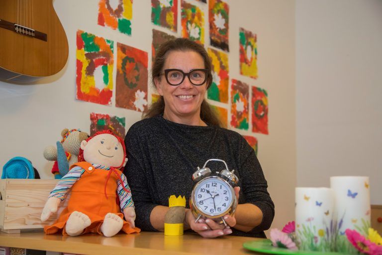 Karin Kleinbichler (53), Haus des Kindes, Bregenz: "Es kann schon sein, dass die Kinder manchmal ein bisschen müder sind, gerade in der Früh, aber grundsätzlich merke ich bei ihnen durch die Zeitumstellung keinen großen Unterschied. Und bei mir selber merke ich es eigentlich auch nicht, weil ich mich mit dem Thema gar nicht so sehr beschäftige. Also, ich überlege nicht ständig und denke, dass es jetzt eine Stunde später wäre oder so. Das Einzige, was an der Winterzeit nicht so fein ist, ist, dass es am Abend schon dunkel ist, wenn man heimgeht."