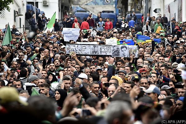 Zehntausende protestieren gegen Präsidentenwahl in Algerien