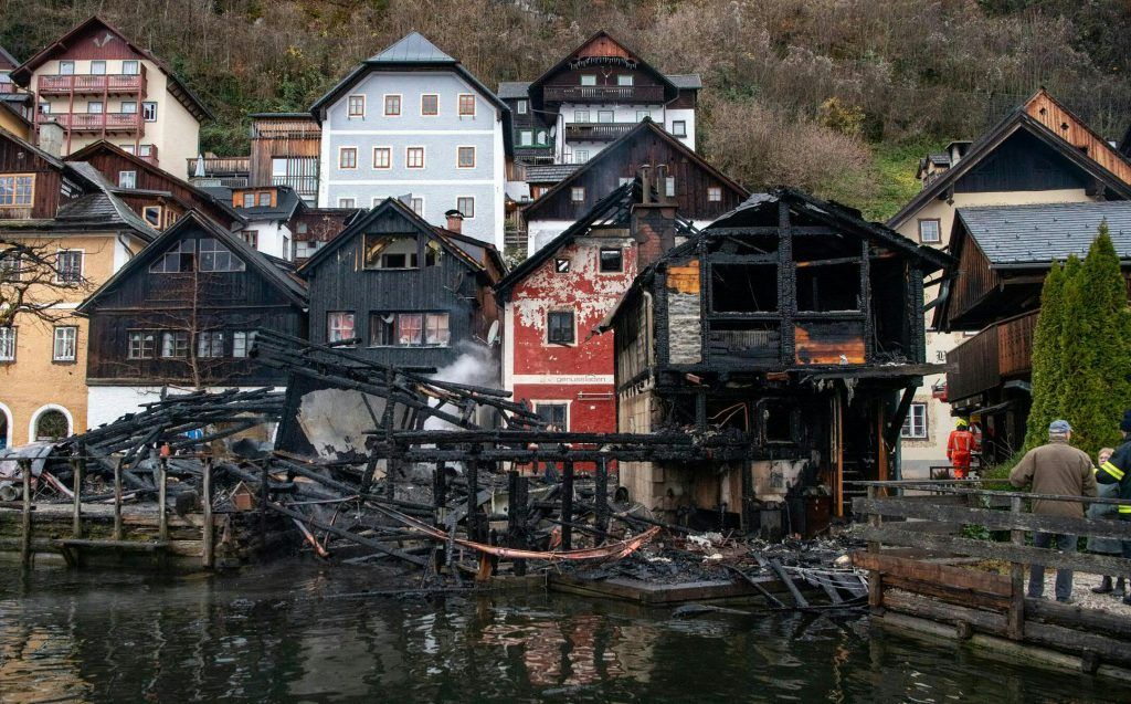 Feuerwehrmann bei Großbrand in Hallstatt verletzt