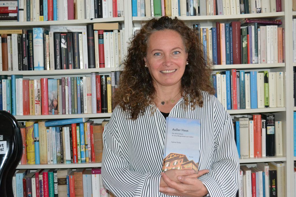 Sabine Grohs veröffentlicht mit „Außer Haus“ einen Regionalroman