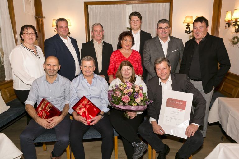 Mit insgesamt über 90 Jahren Scheyer Zugehörigkeit fand auch dieses Jahr die Jubilarfeier statt. GF Jürgen Wiesenegger als Spitzenreiter ist bereits seit 30 Jahren im Unternehmen und feierte mit den anderen Jubilaren mit bis zu 15 Jahren Scheyer-Zugehörigkeit die Zuverlässigkeit und Treue zur Scheyer Familie. Fa
