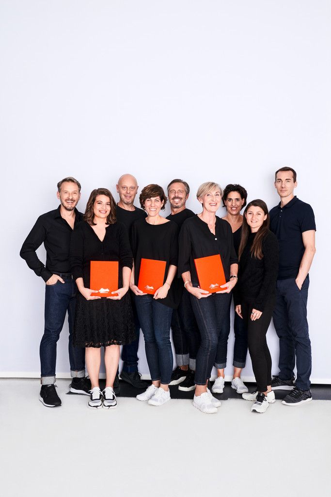 Nach 2017 und 2018 wird die Agentur Davilla zum dritten Mal für den Katalog des Lecher Sporthauses Strolz mit dem German Design Award ausgezeichnet – im Bild v. l. Roland Schneider, Olivia Strolz, Dietmar Hurnaus, Denise Ender, Rainer Summer, Renate Blum-Albrecht, Sieglinde Loacker, Olivia Stuppner, Florian Sommet. Fa