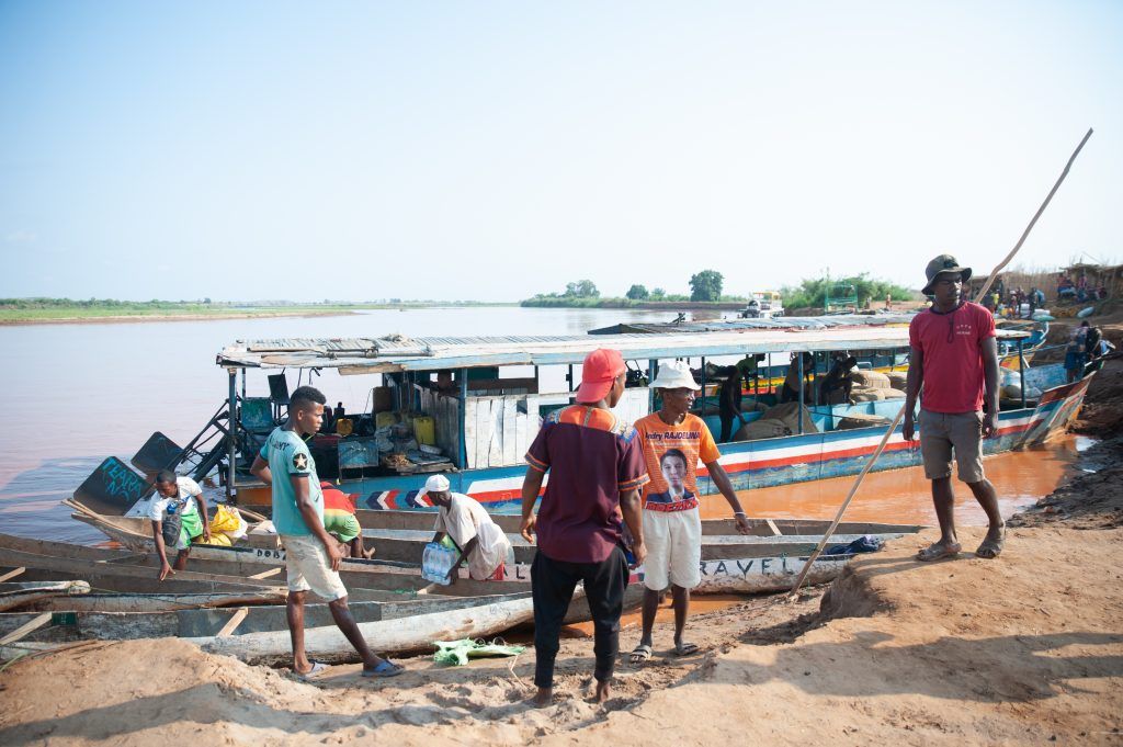 Madagaskar: Flussfahrt auf dem Tsiribinha