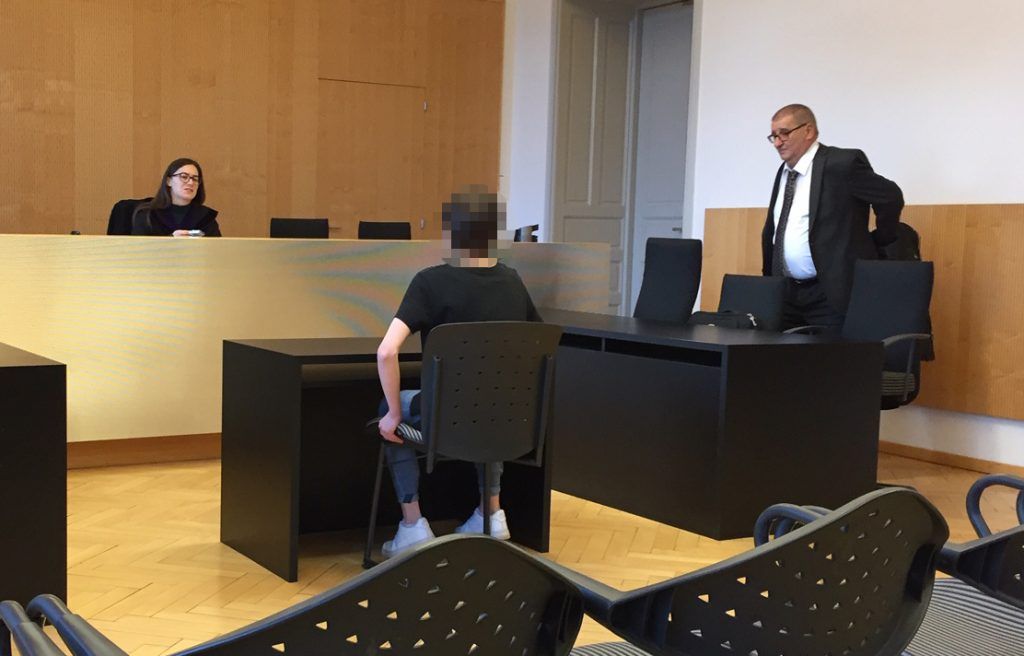 Dreikäsehoch dealte vor Augen der Polizei: Haftstrafe